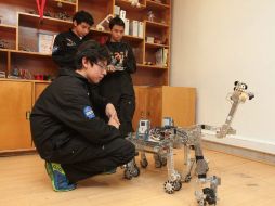 Héctor, Rafa y Pepe diseñaron un robot con el que ganaron el segundo lugar en un concurso de la NASA. NTX /