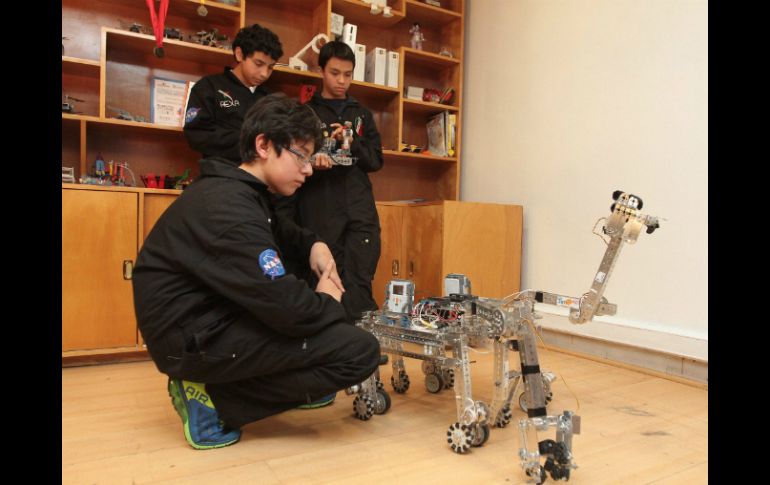 Héctor, Rafa y Pepe diseñaron un robot con el que ganaron el segundo lugar en un concurso de la NASA. NTX /