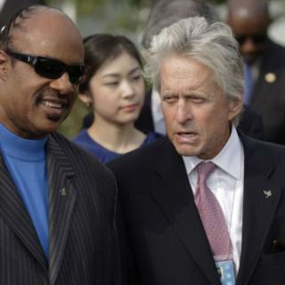 Michael Douglas y Stevie Wonder, premiados por corresponsales de ONU