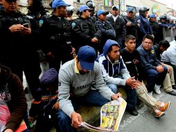 La comisión de la CNTE se encontraba en las oficinas de la Segob mientras policías federales resguardaban el lugar. ARCHIVO /