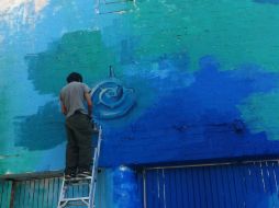 Su trabajo consiste en la intervención de un muro de 40 metros de largo por cinco de alto. ESPECIAL /