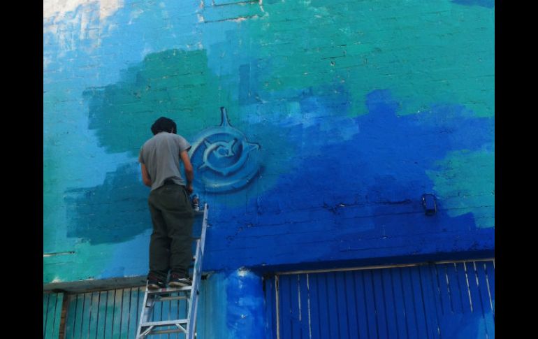 Su trabajo consiste en la intervención de un muro de 40 metros de largo por cinco de alto. ESPECIAL /