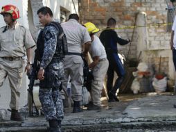 Las autoridades acudieron al lugar de los hechos para rescatar el cuerpo.  /