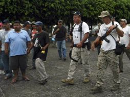 Grupos de autodefensa en las inmediaciones de la alcaldía de Tancítaro, Michoacán. ARCHIVO /