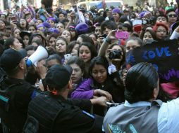 Por la tarde centenares de seguidoras de Bieber colapsaron las calles aledañas al hotel donde se alojaba el cantante. NTX /