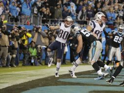 Luke Kuechly (59) de las Panteras de Carolina intenta derribar al jugador de Nueva Inglaterra Rob Gronkowski (89). AP /