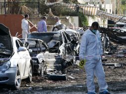 Expertos forenses trabajan en el lugar del atentado fuera de la embajada de Irán en Beirut, Líbano. AFP /