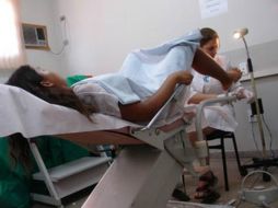 Mujeres que se encuentran manteniendo relaciones sexuales, sean de la edad que sean, deben realizarse su Papanicolaou. ARCHIVO /