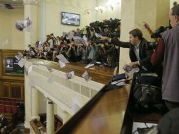 Un activista de la oposición lanza panfletos desde un balcón de la prensa para apoyar a la ex primer ministro ucraniana. AFP /