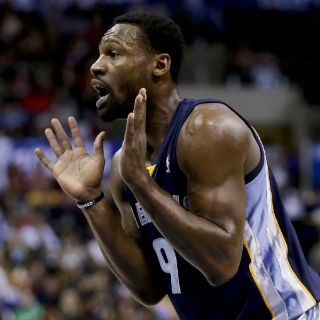 Patada voladora en la NBA provoca expulsión