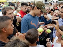 La gente le agradeció a Rafael Nadal el detalle de haberse acercado a su localidad. AP /
