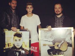 El canadiense fue reconocido por su disquera, Universal Music, con un disco triple platino. Foto de Twitter ‏@UMusicMexico ESPECIAL /