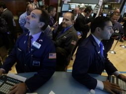 Los precios de las acciones bajaron en la Bolsa de Nueva York. AP /