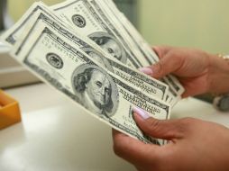 El billete verde mantiene una tendencia a la baja ante las principales monedas del mundo. ARCHIVO /