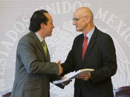 Juan Manuel Valle (i) y el representante de la UE en México, Andrew Stanley, firman el convenio. NTX /
