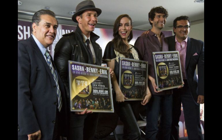 Directivos de la casa disquera Sony Music fueron los encargados de entregar a los tres cantantes el reconocimiento. NTX /