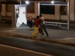 Un hombre vestido de Chucky, sale espontáneamente y corretea a las personas con un cuchillo. ESPECIAL /