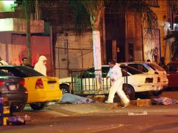 Aspecto de las labores forenses el día de los ataque a bares. ARCHIVO /