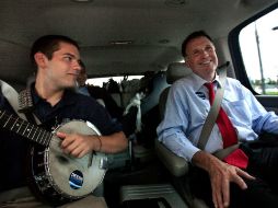 El candidato Creigh con su hijo Gus (i) en el camino a Halifax. ARCHIVO /