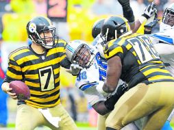 Ben Roethlisberger recibe la carga de los frontales de los Leones de Detroit durante el juego del domingo. AP /