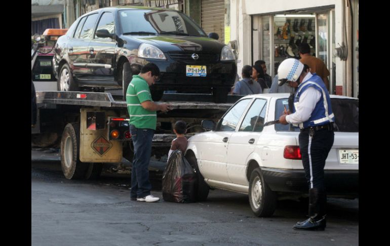 La multa por estacionarse en lugares preferenciales es de seis mil 880 pesos. ARCHIVO /