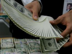 El billete verde presenta un leve retroceso en el inicio de la jornada. ARCHIVO /