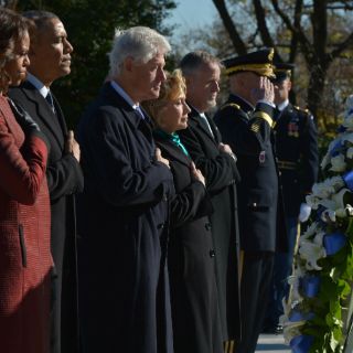 Obama y los Clinton visitan la tumba de Kennedy