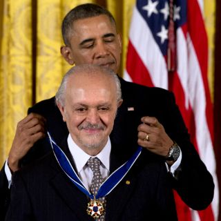 Obama entrega condecoración a Mario Molina