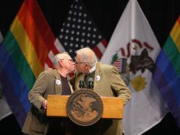 Una pareja se da un beso para celebrar la aprobación de los matrimonios homosexuales. AFP /