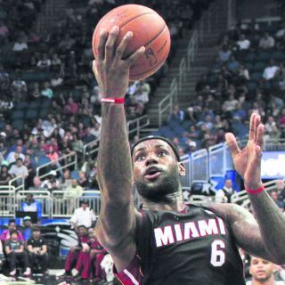 LeBron James aporta la magia ante Orlando