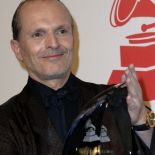 Estrellas latinas rinden sentido homenaje a Miguel Bosé