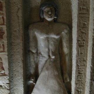 Descubren estatuas de dignatarios egipcios en Tebas