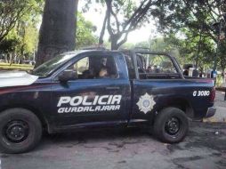 La imagen de los dos uniformados durmiendo causó revuelo en redes sociales. ESPECIAL /