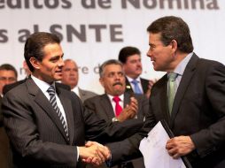 Enrique Peña Nieto y Juan Díaz, durante el anuncio del refinanciamiento de créditos de nómina para agremiados al SNTE. SUN /