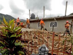 Los 'Topos' capacitan a 20 lugareños de la comunidad para que continúen la búsqueda de 20 cuerpos más. ARCHIVO /
