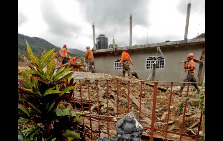 Los 'Topos' capacitan a 20 lugareños de la comunidad para que continúen la búsqueda de 20 cuerpos más. ARCHIVO /