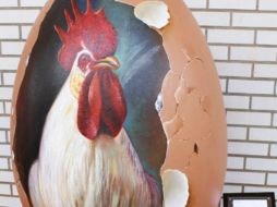 'Ya deja el huevo' es una de las 31 figuras de fibra de vidrio con forma de huevo que se muestran en la Feria del Huevo. ESPECIAL /