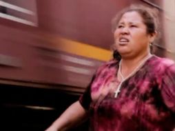 'Las Patronas' son un grupo de mujeres que alimentan a viajeros que se trasladan en el tren 'La Bestia'. ESPECIAL /