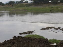 A lo largo de siete o tal vez nueve kilómetros de un camino de terracería, al pie del río, se aprecian las excavaciones. ARCHIVO /