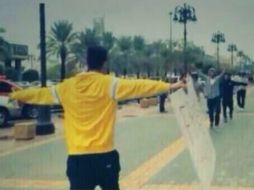 Imágenes del joven regalando abrazos. ESPECIAL /