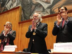 González Gortázar (c) agradece tras recibir el título. Lo acompañan Tonatiuh Bravo Padilla y Myriam Vachez.  /