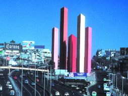 Las Torres de Satélite son un conjunto escultórico que Barragán realizó en 1957 en colaboración con Mathias Goeritz y Chucho Reyes. ESPECIAL /