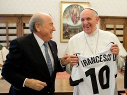El presidente de FIFA, Joseph Blatter, tuvo un encuentro con el Papa Francisco en el Vaticano. AFP /