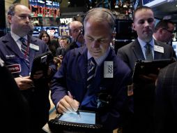 El principal indicador del centro búrsatil terminó la sesión con 16 mil 009.99 por primera vez en su historia ayer. ARCHIVO /