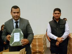 Los chalecos contienen placas de acero como las que se muestran en la imagen para detener los proyectiles. ESPECIAL /