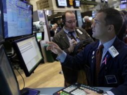Van siete semanas consecutivas de ganancias en los índices Dow Jones y S&P. AP /