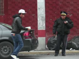 El video muestra a un elemento de tránsito que pide 'mordida' a un joven. ESPECIAL /