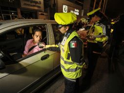 Este viernes y mañana sábado continuarán los operativos de alcoholimetría en distintos puntos de la metrópoli. ARCHIVO /