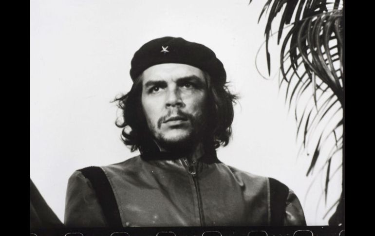 El retraro que muestra al Che con la mirada fija en el infinito, con pelo largo y barba fue realizada por Alberto Díaz Korda. ARCHIVO /