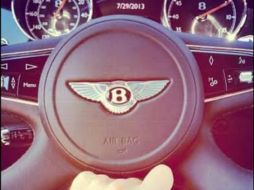 En una de las imágenes se aprecia el volante de la Bentley. ESPECIAL /